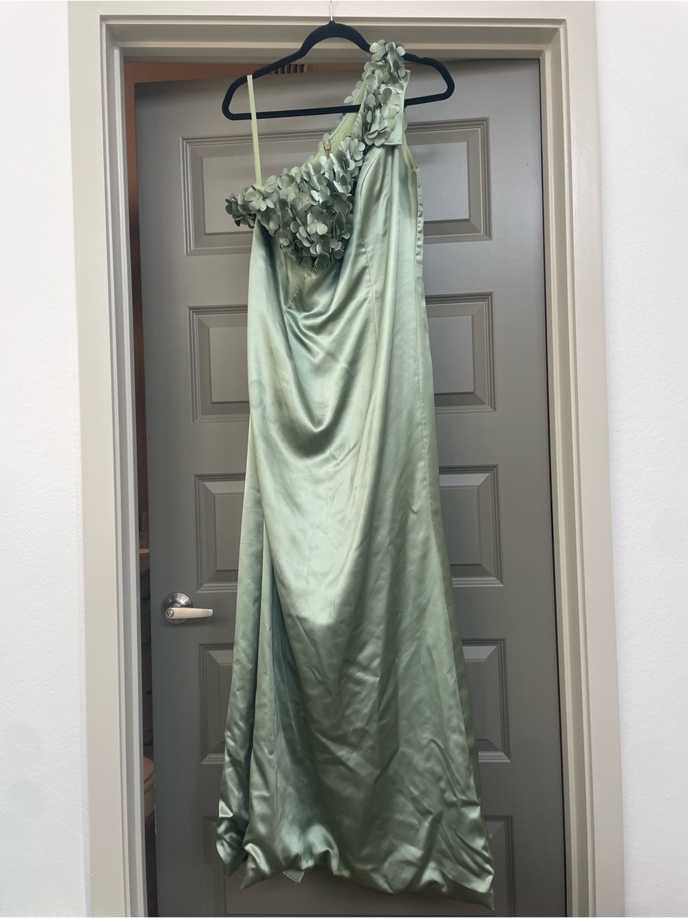 One-Shoulder Sage Green Evening Dress with Floral Appliqué